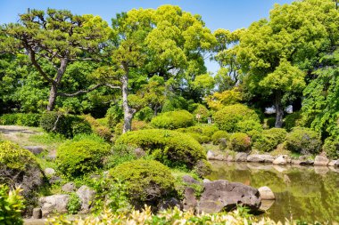  Osaka Kalesi 'ni ziyaret eden turist kalabalığı, Japonya' nın Osaka kentindeki en ünlü tarihi ve popüler turistik merkezler..