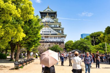 Osaka, Japonya - 05.05.2024: Osaka Kalesi 'ni ziyaret eden turist kalabalığı, Japonya' nın Osaka kentindeki en ünlü ve popüler turistik merkezdir..