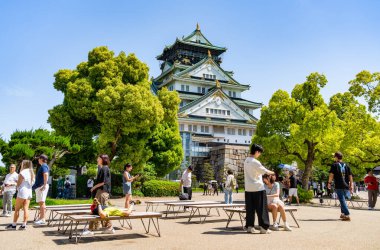 Osaka, Japonya - 05.05.2024: Osaka Kalesi 'ni ziyaret eden turist kalabalığı, Japonya' nın Osaka kentindeki en ünlü ve popüler turistik merkezdir..
