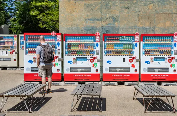 Osaka, Japonya - 05.05.2024: Osaka Kalesi kompleksinde bulunan içecek otomatları.