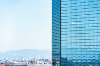 Modern bir ofis ve apartmanın detayları. Japonya, Osaka 'nın merkezindeki cam bina.