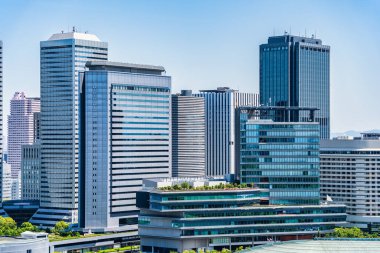 Japonya 'daki Osaka Kalesi' nin üst katlarından görülen modern cam gökdelenler..