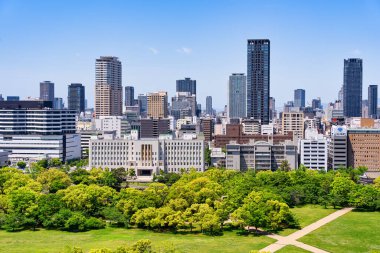 Osaka, Japonya - 05.05.2024: Japonya 'nın Osaka Kalesi' nin üst katlarında modern cam gökdelenler görüldü.
