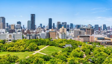 Japonya 'daki Osaka Kalesi' nden görülen modern cam gökdelenlerle panoramik manzara.