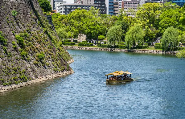 Osaka, Japonya - 05.05.2024: Osaka Kalesi 'nin etrafında Gozabune adlı geleneksel bir Japon altın teknesiyle tekne gezisi.