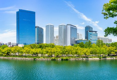 Japonya 'daki Osaka Kalesi yakınlarında modern cam gökdelenler..