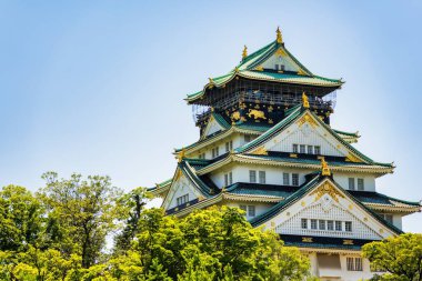 Osaka Şatosu ile manzara, Japonya 'nın Osaka kentindeki en ünlü ve en popüler turistik mekan..