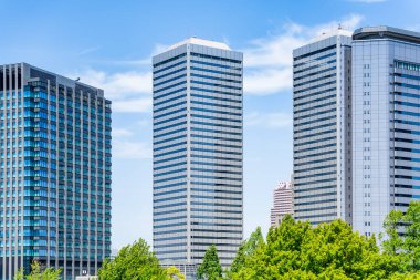 Japonya 'daki Osaka Kalesi' nin üst katlarından görülen modern cam gökdelenler..
