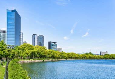 Japonya 'daki Osaka Kalesi yakınlarında modern cam gökdelenler..