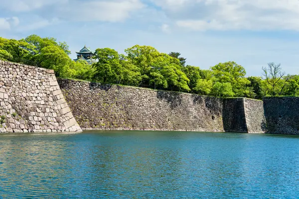 Osaka Şatosu, Osaka, Japonya 'nın en ünlü turistik merkezi. Osaka Kalesi' nin dışındaki devasa taş duvar..