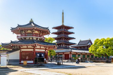 Osaka, Japonya - 05.05.2024: Osaka, Japonya 'daki Shitennoji Budist Tapınağı kompleksi. Geleneksel Japon mimarisi