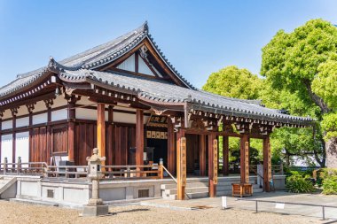 Osaka, Japonya - 05.05.2024: Osaka, Japonya 'daki Shitennoji Budist Tapınağı kompleksi. Geleneksel Japon mimarisi