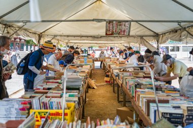 Osaka, Japonya - 05.05.2024: Shitennoji Budist Tapınağı 'ndaki kitap pazarı. Seçici odak
