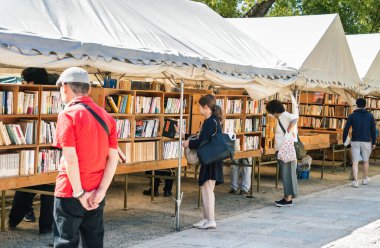 Osaka, Japonya - 05.05.2024: Osaka 'daki Shitennoji Budist Tapınağı' ndaki kitap pazarı