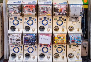 Osaka, Japonya - 05.05.2024: Osaka Shinsekai bölgesindeki Gashapon kapsül oyuncak satış makineleri