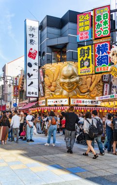 Osaka, Japonya - 05.05.2024: Shinsekai ilçesinde kalabalık yaya caddesi. Osaka 'da turistik ilgi