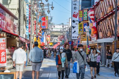 Osaka, Japonya - 05.05.2024: Shinsekai ilçesinde kalabalık yaya caddesi. Osaka 'da turistik ilgi