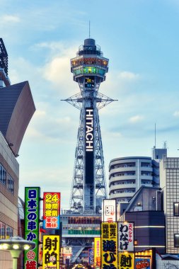 Osaka, Japonya - 05.05.2024: Shinsekai bölgesinde yer alan ünlü Tsutenkaku kulesi