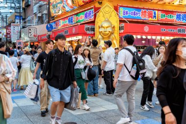 Osaka, Japonya - 05.05.2024: Shinsekai ilçesinde kalabalık yaya caddesi. Osaka 'da turistik ilgi