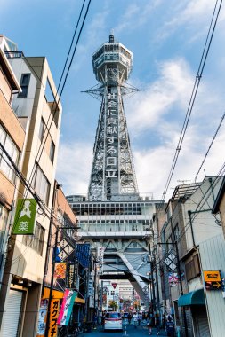 Osaka, Japonya - 05.05.2024: Shinsekai bölgesinde yer alan ünlü Tsutenkaku kulesi