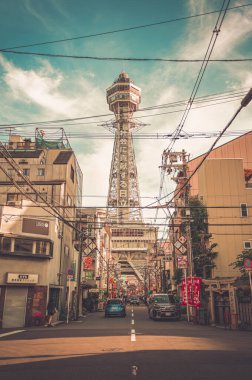 Osaka, Japonya - 05.05.2024: Shinsekai bölgesinde yer alan ünlü Tsutenkaku kulesi