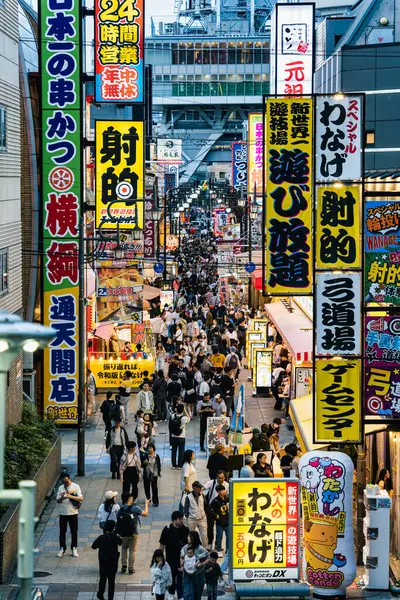 Osaka, Japonya - 05.05.2024: Shinsekai ilçesinde kalabalık yaya caddesi. Osaka 'da turistik ilgi
