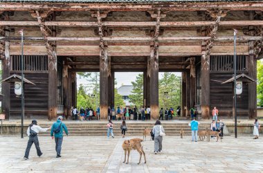 Nara, Japonya - 05.06.2024: Nara 'daki Namdaimon (Büyük Güney Kapısı) üzerinden Todai-ji tapınağına giren çok sayıda turist.
