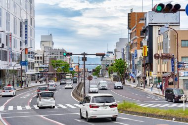 Nara, Japonya - 05.06.2024: Nara 'daki ana yol veya caddede yoğun trafik.