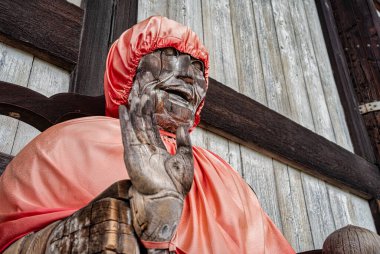 Japonya 'nın Nara kentindeki Todai-ji Tapınağı' nın girişindeki Binzuru (Pindola Bharadvaja) ahşap heykeli.