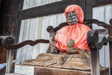 Japonya 'nın Nara kentindeki Todai-ji Tapınağı' nın girişindeki Binzuru (Pindola Bharadvaja) ahşap heykeli.