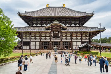 Nara, Japonya - 05.06.2024: Nara 'daki Todai-ji Budist tapınağını ziyaret eden bir grup turist