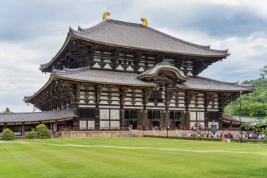 Nara, Japonya - 05.06.2024: Todaiji Daibutsuden (Büyük Buda Salonu) ile bir tarihi Budist tapınağı ve Nara 'nın başlıca turistik merkezlerinden biri