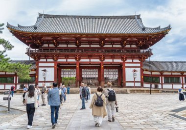 Nara, Japonya - 05.06.2024: Nara 'daki Todai-ji Budist tapınağını ziyaret eden bir grup turist