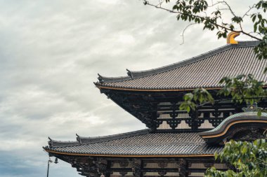 Japonya 'nın Nara kentindeki Todaiji Daibutsuden (Büyük Buda Salonu) çatısı ile mimari detay. Geleneksel Japon mimarisi