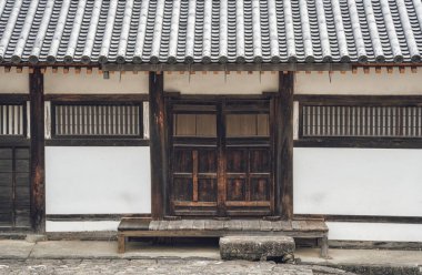 Ortaçağ geleneksel Japon mimarisi. Japonya, Nara 'da ahşap kapılı bir evin cephesi.