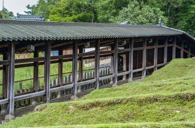 Noboriro (toro) Todai-ji Nigatsu-do tapınağına giden tahta kaplı merdiven..