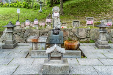Japonya, Nara 'daki Kofuku-ji tapınağı yakınlarında Jizo Bodhisattva heykeli..