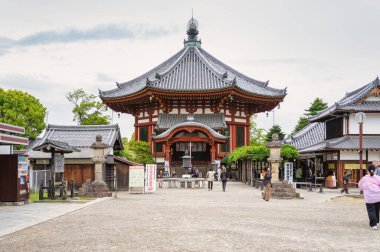 Nara, Japonya - 05.06.2024: Kofuku-ji Nan-endo 'yu ziyaret eden turistler (Güney Yuvarlak Salonu). Japon Budist tapınağı kompleksi.