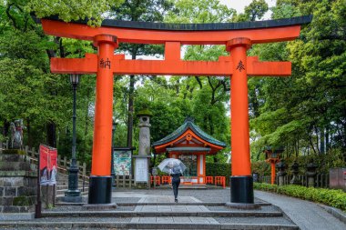Kyoto, Japonya - 05.07.2024: Fushimi Inari Taisha yolunun girişindeki büyük Torii Kapısı.
