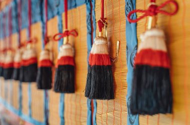 Japonya 'nın Kyoto kentindeki Fushimi Inari Taisha Tapınağında asılı kırmızı püsküller.