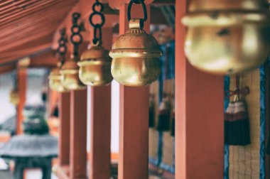 Kyoto 'daki bir shinto tapınağında Japon altın tapınağı çanları..