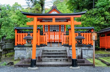 Japonya 'nın Kyoto kentindeki Fushimi Inari Taisha' da küçük bir tapınak.