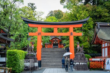 Kyoto, Japonya - 05.07.2024: Fushimi Inari Taisha yolunun girişindeki büyük Torii Kapısı.