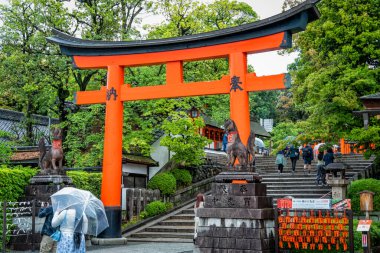 Kyoto, Japonya - 05.07.2024: Fushimi Inari Taisha yolunun girişindeki büyük Torii Kapısı.