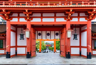 Japonya 'nın Kyoto kentindeki en büyük kapı olan Fushimi Inari Tapınak Kulesi' nin manzarası.