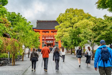 Kyoto, Japonya - 05.07.2024: Turistler Fushimi Inari Taisha yolunda yürüyecekler.