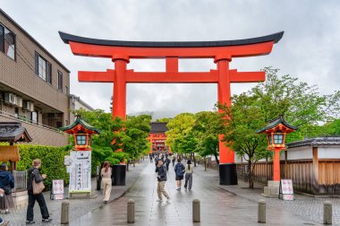 Kyoto, Japonya - 05.07.2024: Fushimi Inari Taisha yolunun girişindeki büyük Torii Kapısı.