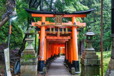 Torii kapısı Japonya 'nın Kyoto kentindeki Fushimi Inari Taisha tapınağında yürüyüş yolunu kapadı. (Japonca çeviriler farklı dini nimetlerdir.)
