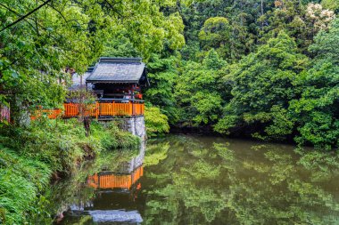 Japonya 'nın Kyoto kentinde Kodamagaike Pond ve Fushimi Inari Kumataka Tapınağı (Thousand Torii Gates) manzaralı Japon manzarası.