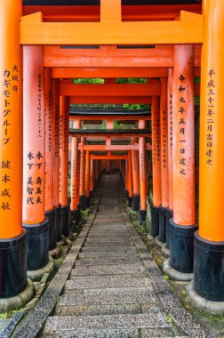 Torii kapısı Japonya 'nın Kyoto kentindeki Fushimi Inari Taisha tapınağında yürüyüş yolunu kapadı. (Japonca çeviriler farklı dini nimetlerdir.)